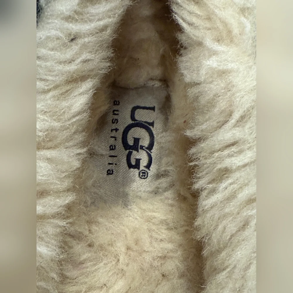 UGG Little Girl's Dakota Moccasin/Loafer Style Slippers (Size: 1Y) EUC